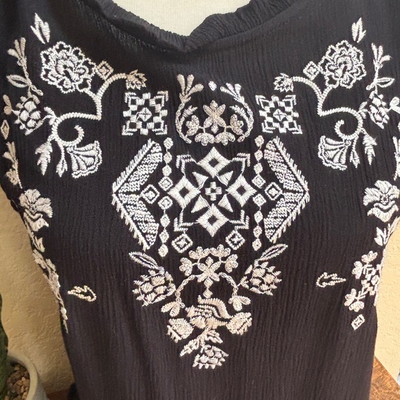 Embroidered Top - Picture 4 of 6